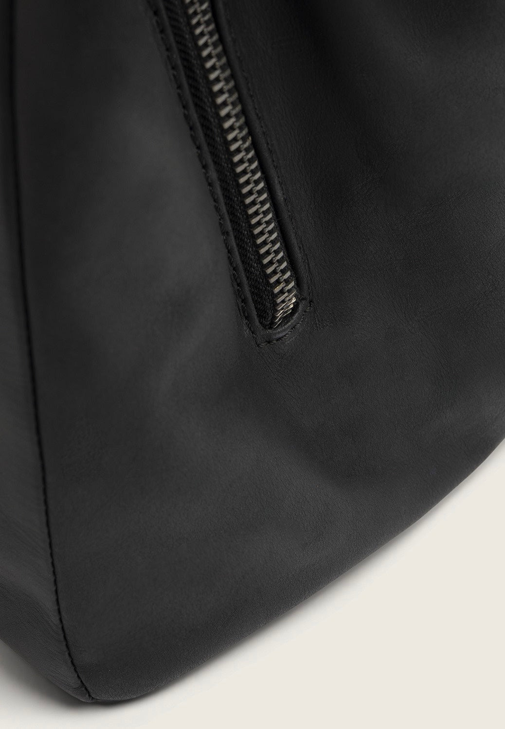 The Chesterfield Brand Lioren 1450 Black Schultertasche